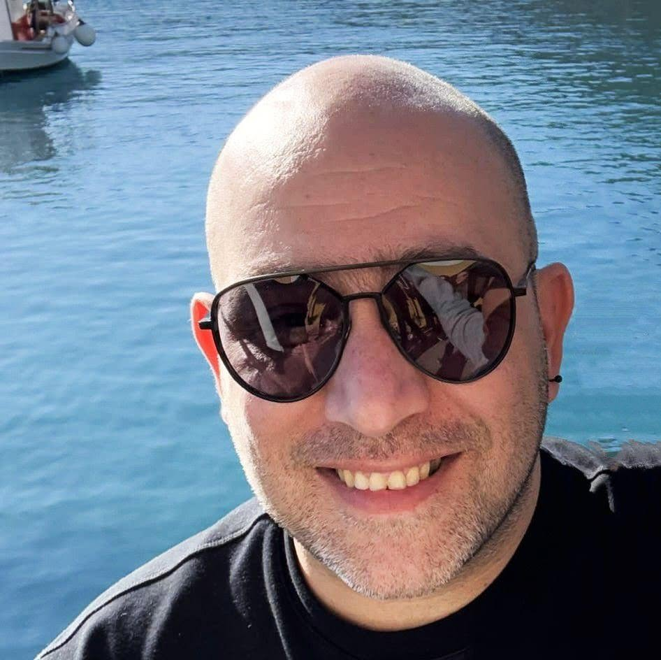 Ο Νίκος στο λιμάνι